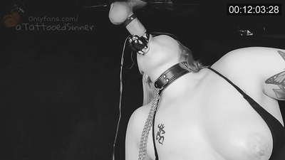 Ọmọbinrin lẹwa pẹlu awọn ori omu pipe ni iho ogo